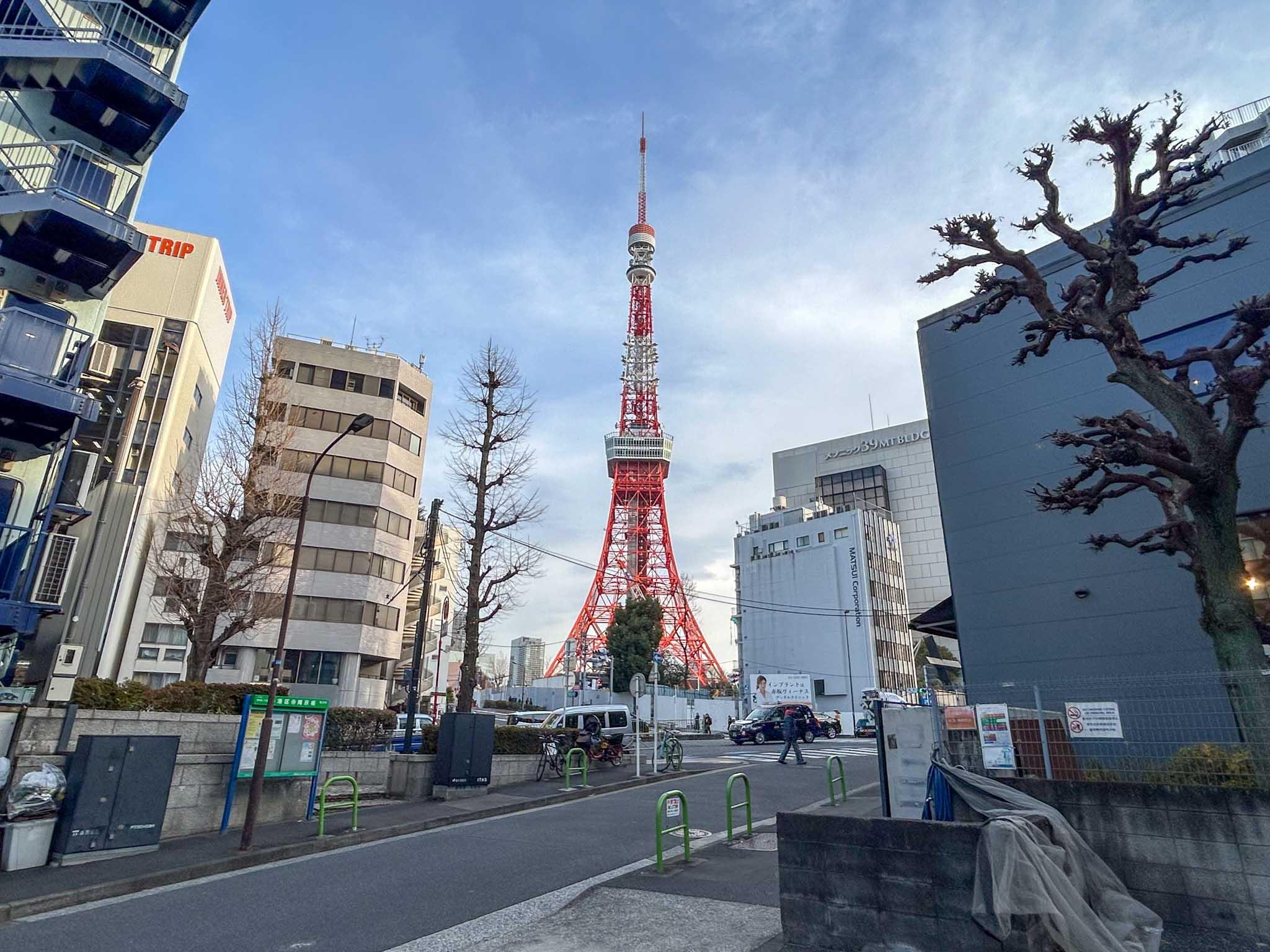 港区麻布台の賃貸物件/建物の目の前にそびえる東京タワー