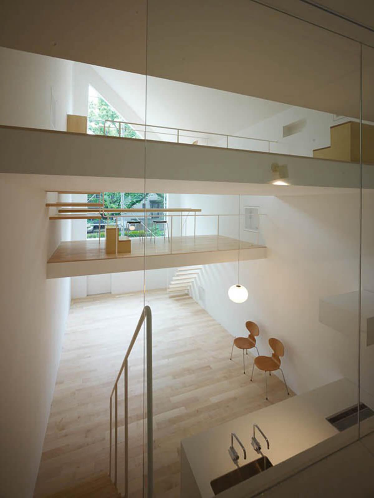 世田谷区深沢の売買物件/竣工時の写真。洗面所からリビング方面を見るとこんな感じ。立体的な家です