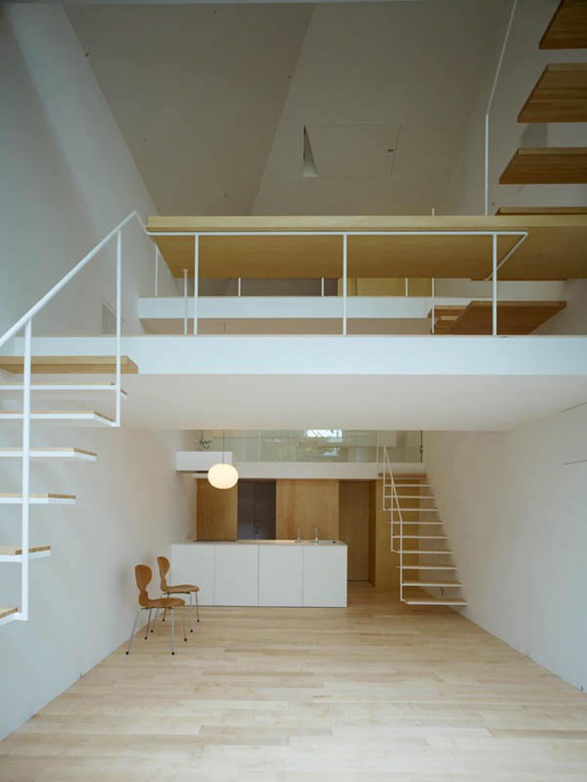 世田谷区深沢の売買物件/こちらも竣工時の写真。玄関付近からキッチン方面を見るとこんな感じ。宙に浮いているようなスタディルームが特徴的