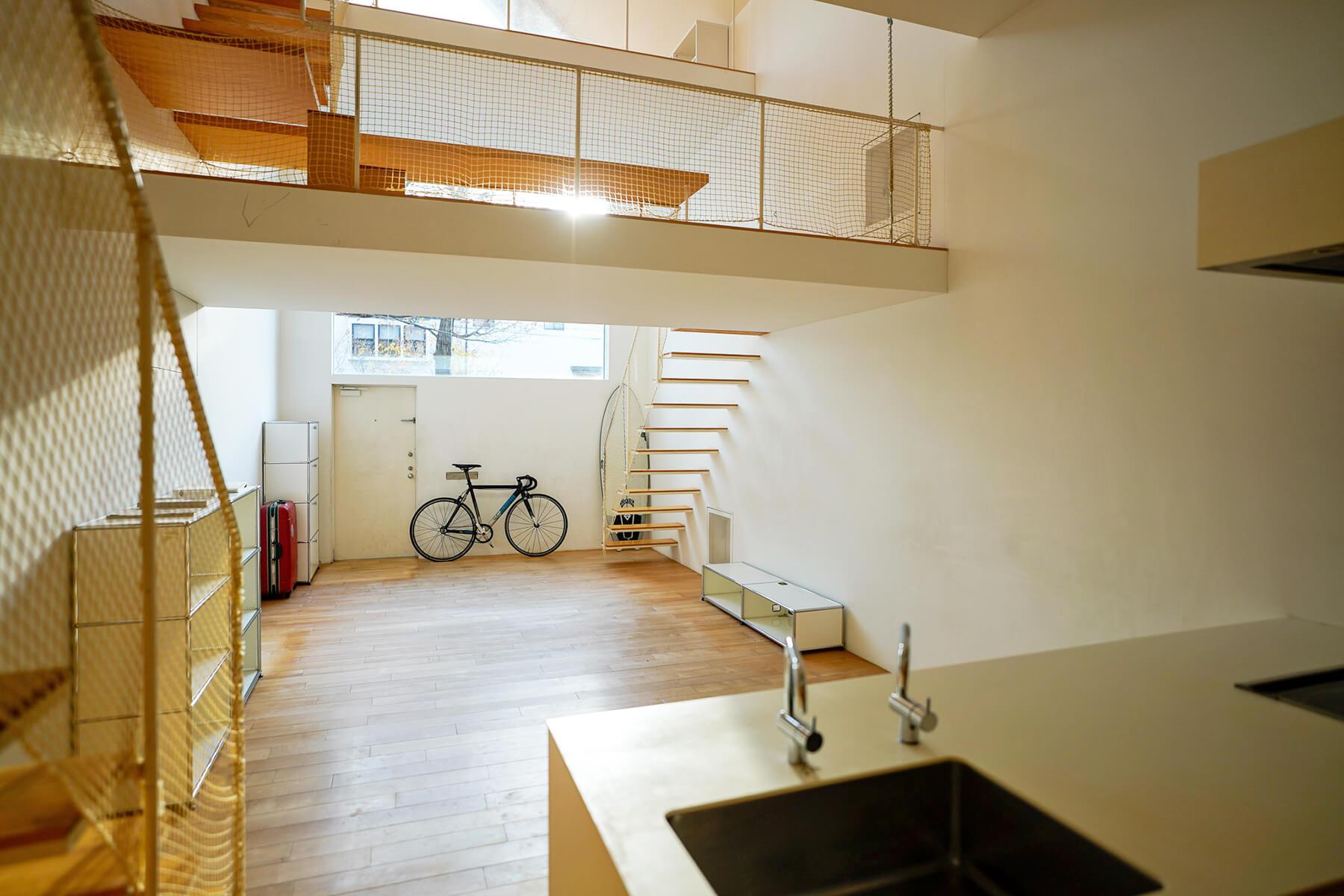 世田谷区深沢の売買物件/キッチンからダイニング、リビングを見渡せる設計。窓の先に緑道の緑が見えるのも素敵ですね