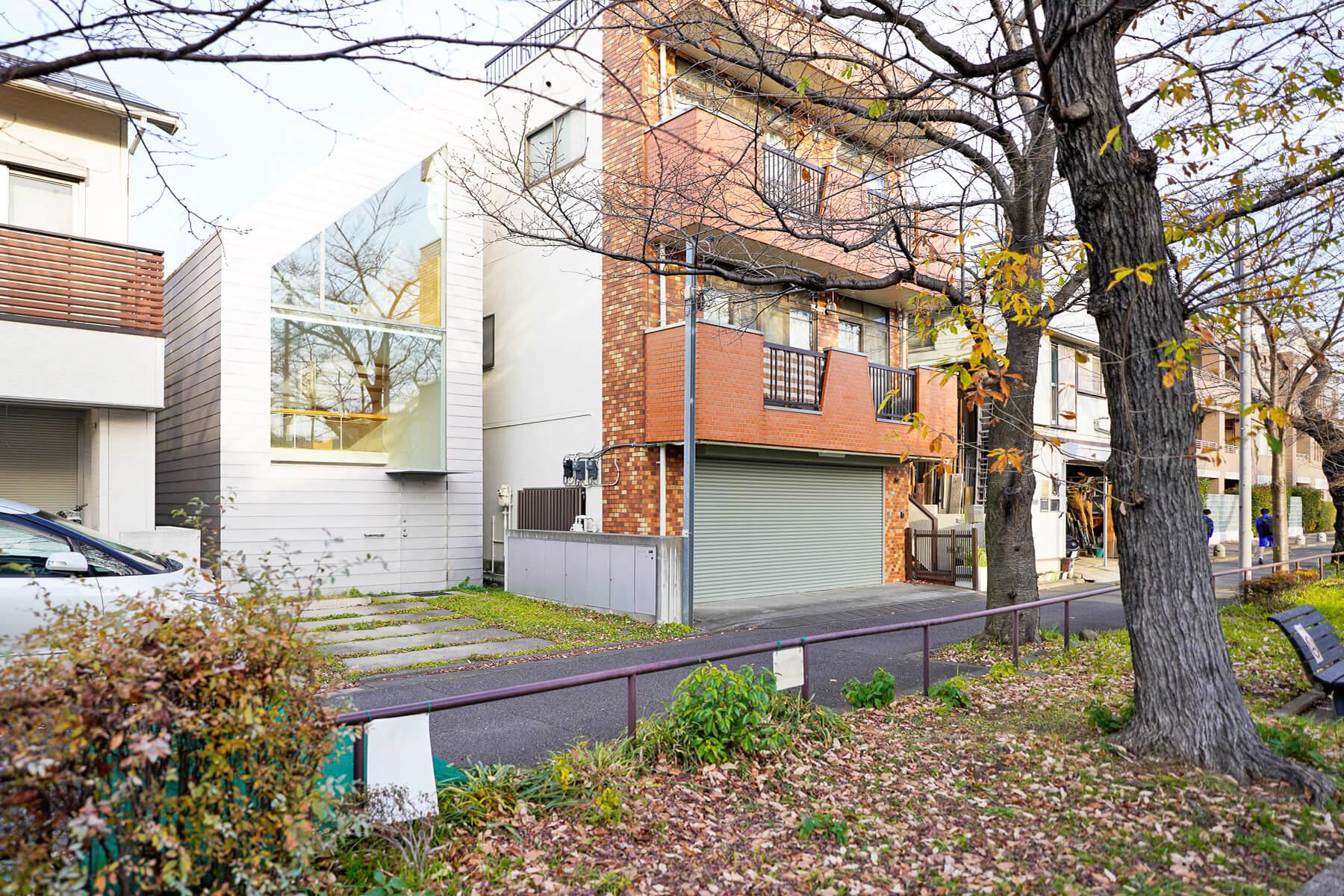 世田谷区深沢の売買物件/写真左側の家が本物件。写真手前が緑道です