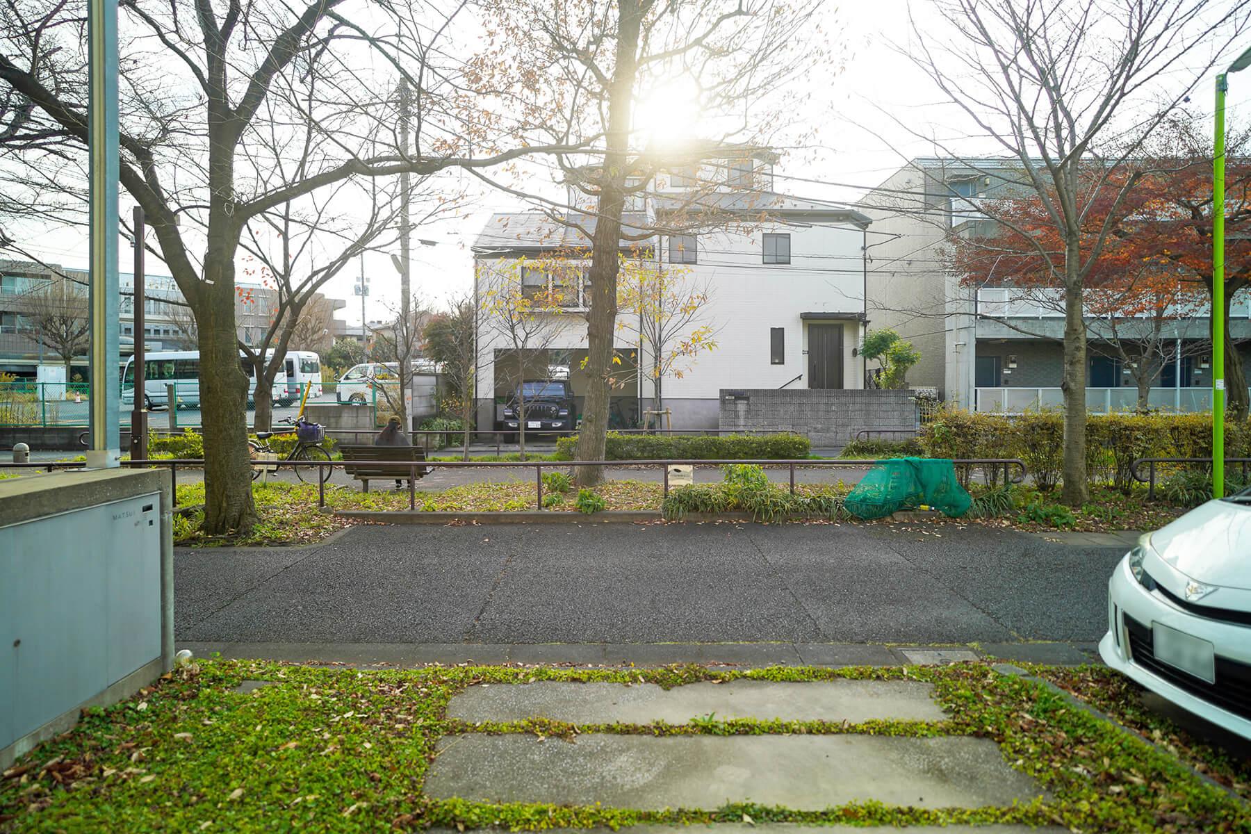 世田谷区深沢の売買物件/駐車場は普通乗用車が余裕で駐車できるサイズです