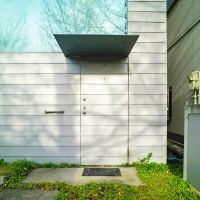 世田谷区深沢の売買物件/玄関。すっと壁から迫り出した雨除けがシャープでいい感じ