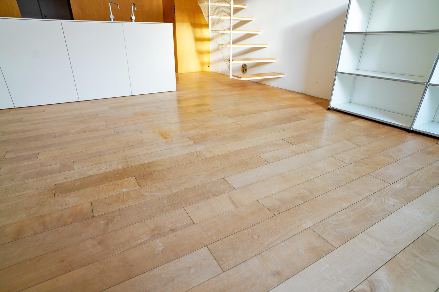 世田谷区深沢の売買物件/床は乳白色のシカモアという樹種の無垢フローリング。