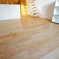 世田谷区深沢の売買物件/床は乳白色のシカモアという樹種の無垢フローリング。