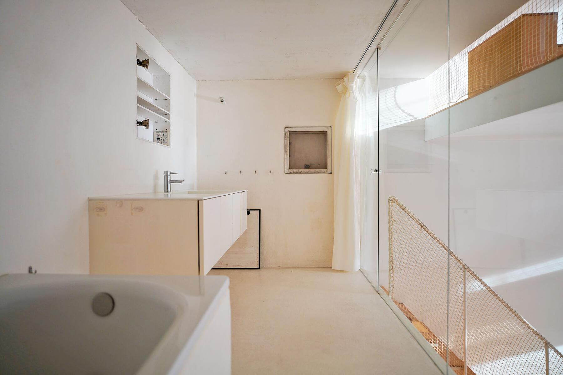 世田谷区深沢の売買物件/洗面台の鏡兼扉は修理中