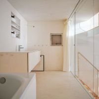 世田谷区深沢の売買物件/洗面台の鏡兼扉は修理中