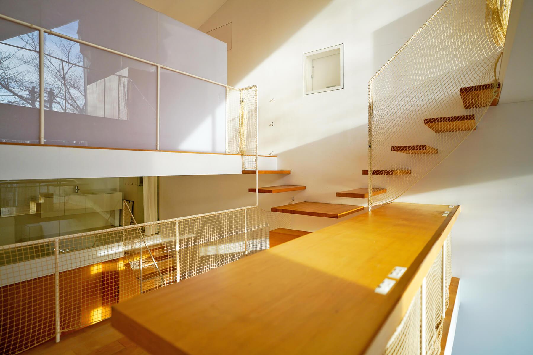 世田谷区深沢の売買物件/スタディスペース。4人一緒に座ることができそうな机があります