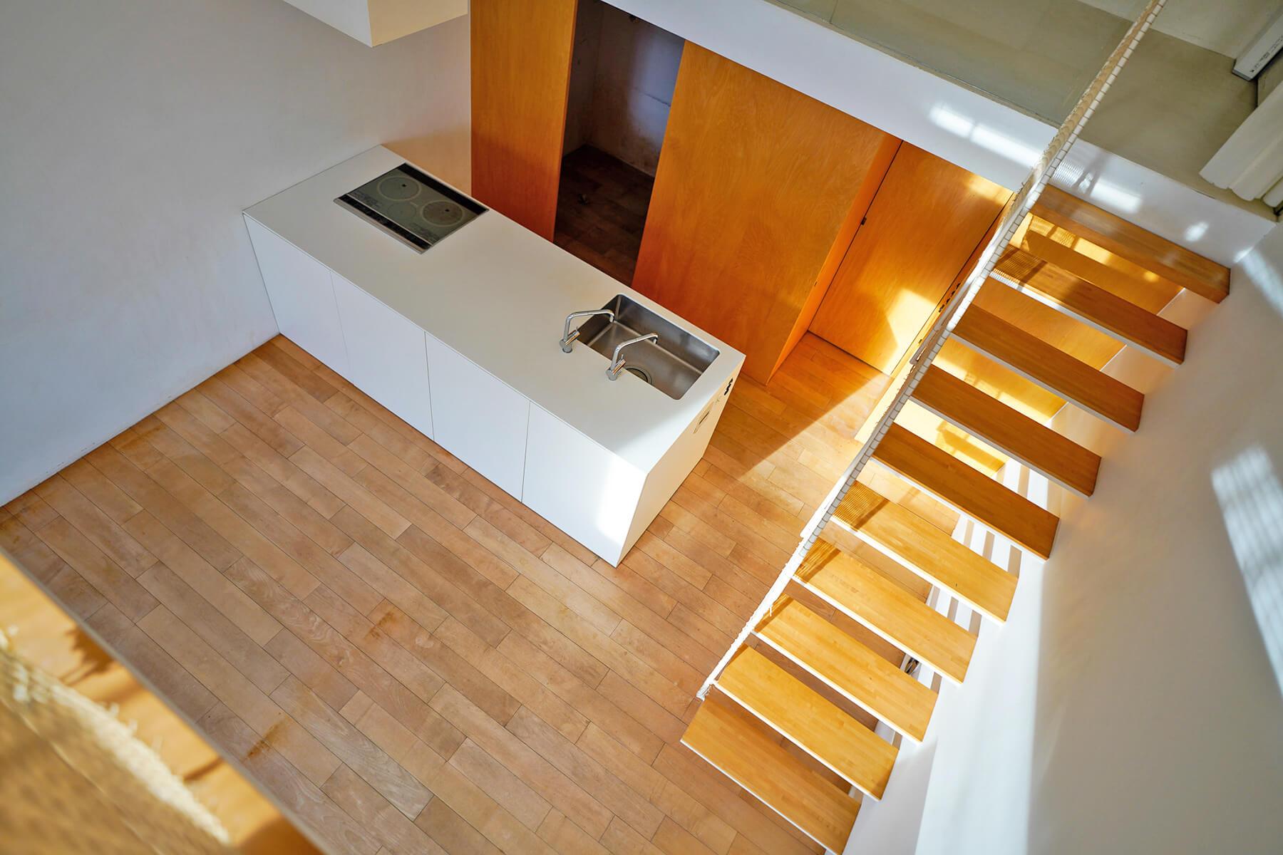 世田谷区深沢の売買物件/スタディルームからキッチンを見下ろすとこんな感じ