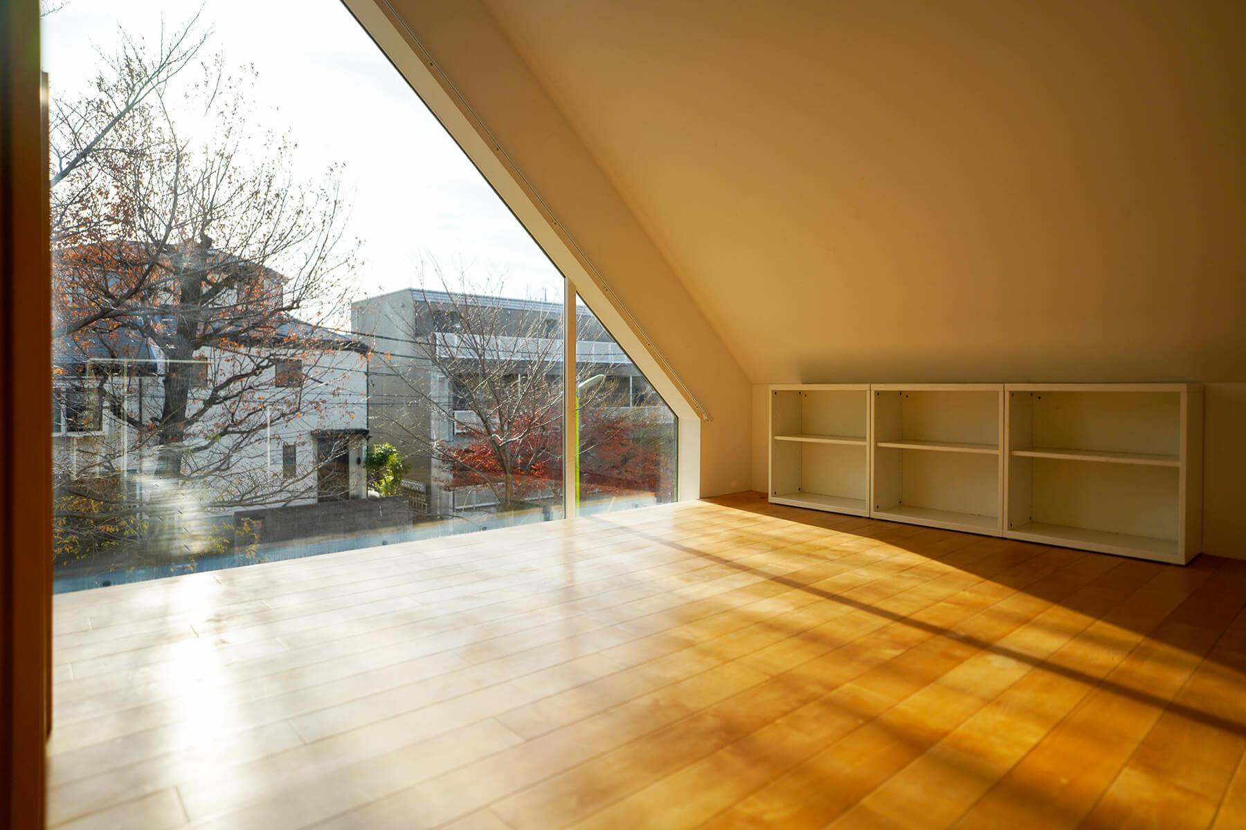 世田谷区深沢の売買物件/子ども部屋。三角形の窓が特徴。ちなみに備え付けのカーテンも窓の形をした特注品です