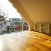 世田谷区深沢の売買物件/子ども部屋。三角形の窓が特徴。ちなみに備え付けのカーテンも窓の形をした特注品です