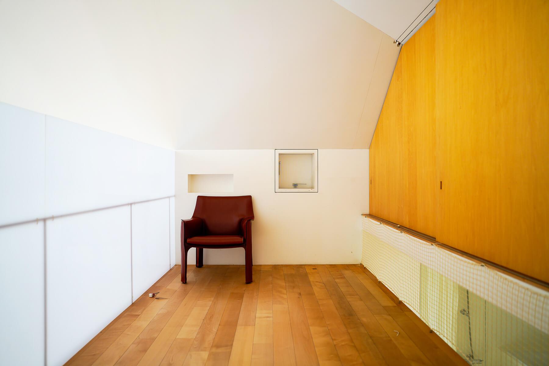 世田谷区深沢の売買物件/主寝室。現状半透明のアクリル板で簡易的に仕切っています