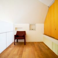 世田谷区深沢の売買物件/主寝室。現状半透明のアクリル板で簡易的に仕切っています