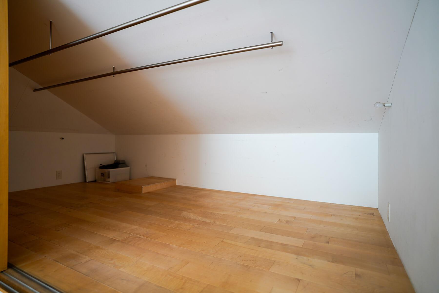 世田谷区深沢の売買物件/主寝室に面した大きな納戸（クローゼット）。家族全員分の荷物はここに収まるはずです