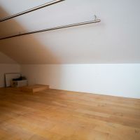 世田谷区深沢の売買物件/主寝室に面した大きな納戸（クローゼット）。家族全員分の荷物はここに収まるはずです