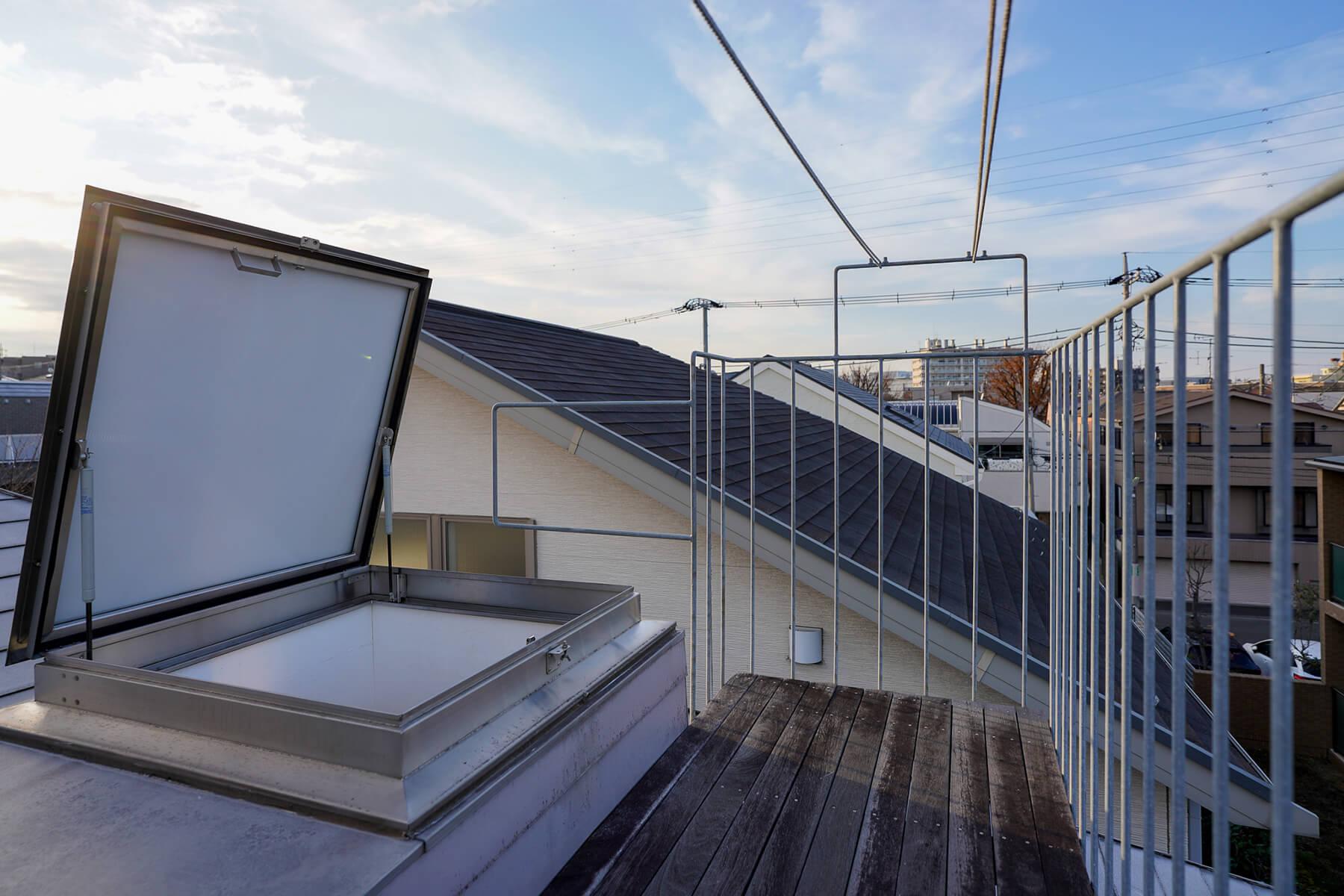 世田谷区深沢の売買物件/主寝室から天井に格納されたハシゴを上ると屋上にあるベランダ。周りに高い建物がないので、洗濯物はよく乾きそうです