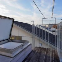 世田谷区深沢の売買物件/主寝室から天井に格納されたハシゴを上ると屋上にあるベランダ。周りに高い建物がないので、洗濯物はよく乾きそうです