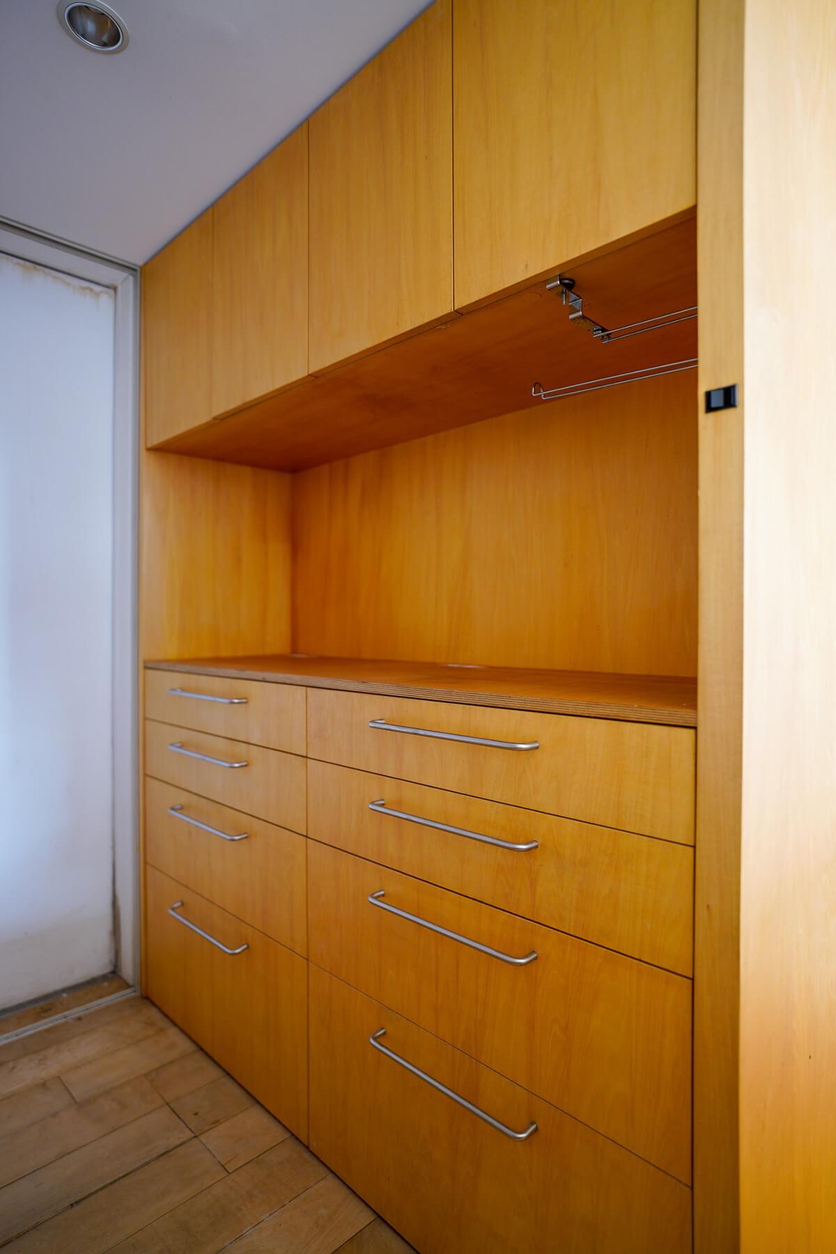 世田谷区深沢の売買物件/キッチン裏の収納。調理家電、食器や食材のストックが収納できそう。写真に写っていない左側には冷蔵庫と洗濯機置き場があります