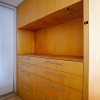 世田谷区深沢の売買物件/キッチン裏の収納。調理家電、食器や食材のストックが収納できそう。写真に写っていない左側には冷蔵庫と洗濯機置き場があります