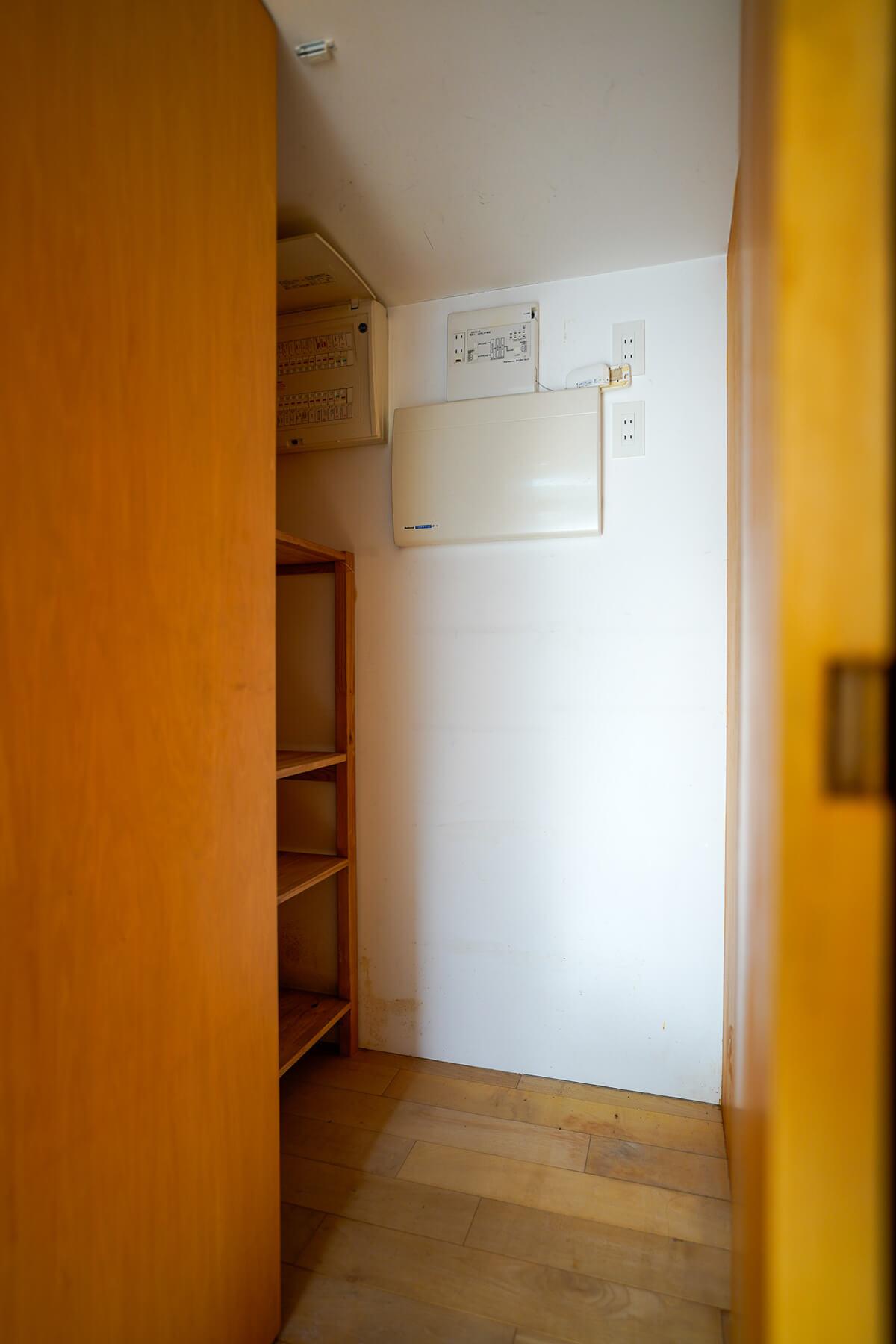 世田谷区深沢の売買物件/納戸。掃除用具やストック類を収納すると良さそうです