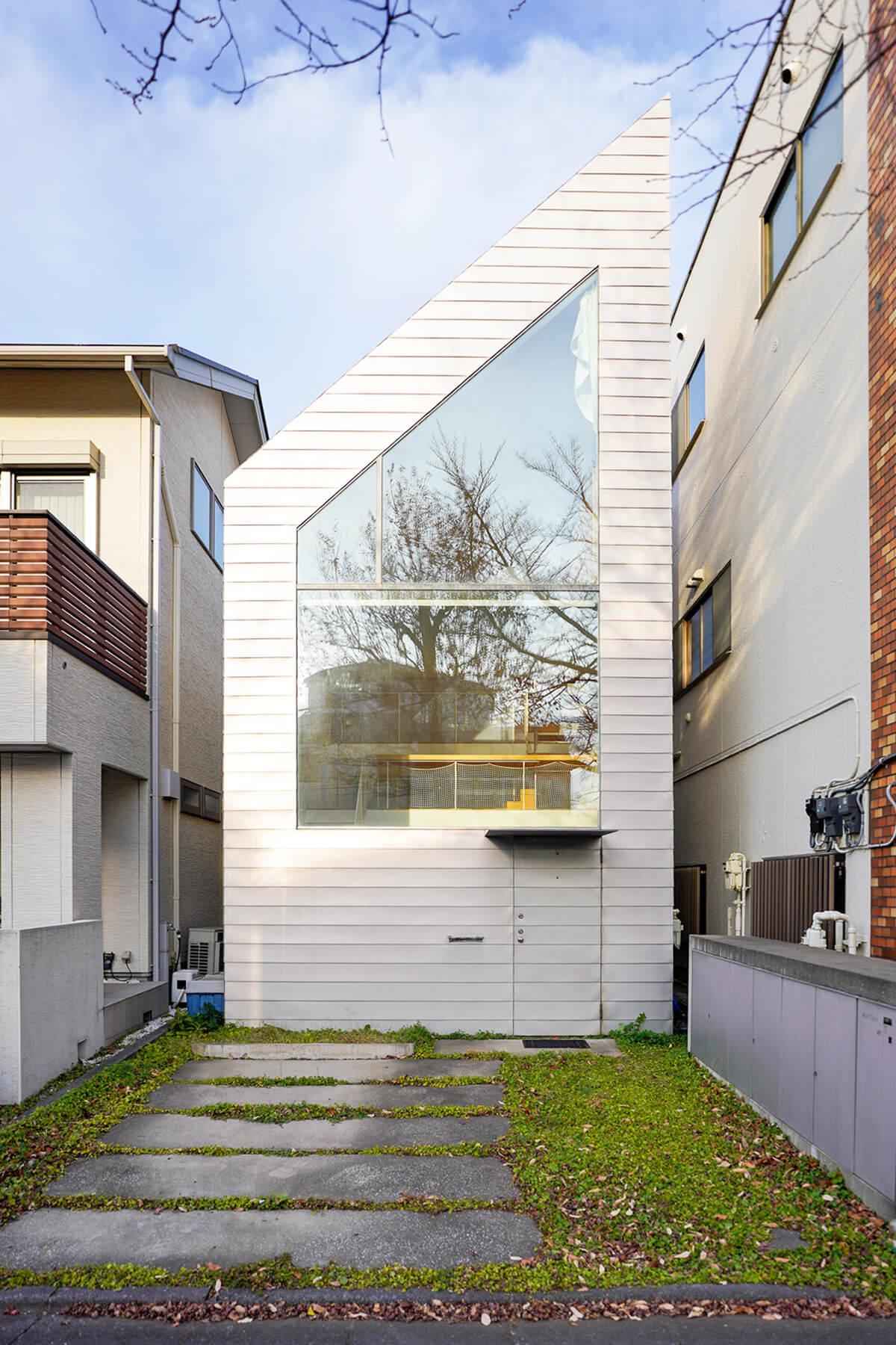 世田谷区深沢の売買物件/住宅特集などにはこの外観がよく掲載されていました。地面にシロツメクサが敷き詰められたアプローチもいい雰囲気です