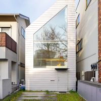 世田谷区深沢の売買物件/住宅特集などにはこの外観がよく掲載されていました。地面にシロツメクサが敷き詰められたアプローチもいい雰囲気です