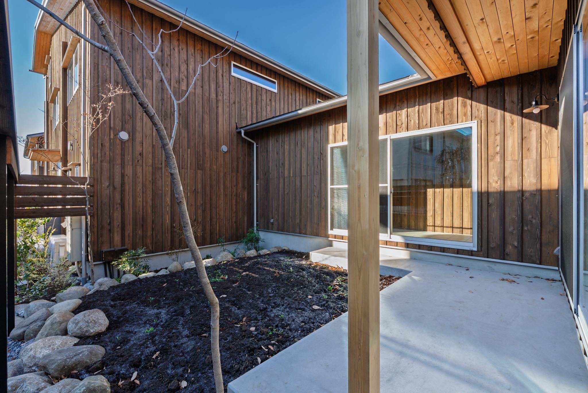 埼玉県所沢市上安松の賃貸物件/A-2：L字の庭コンクリートテラスの内側に畑