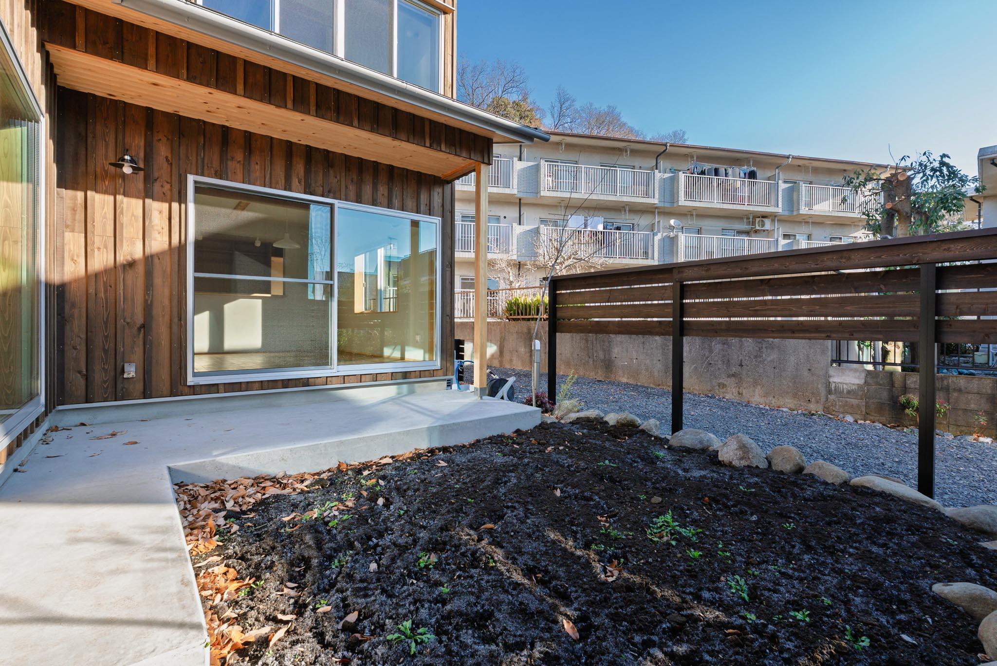 埼玉県所沢市上安松の賃貸物件/A-2：L字の庭コンクリートテラスの内側に畑