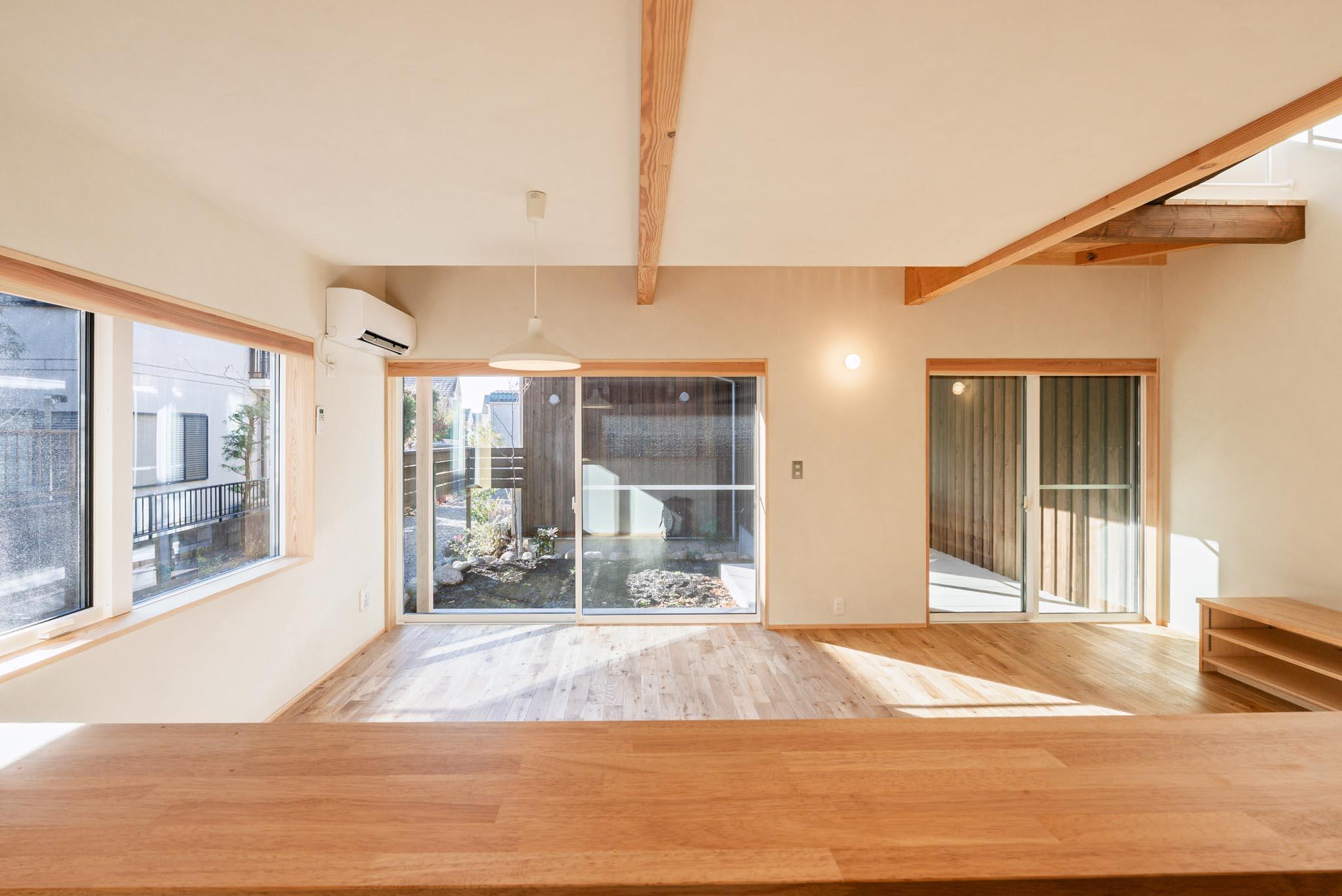 埼玉県所沢市上安松の賃貸物件/A-2：無垢床のリビングはさらりとして心地いい