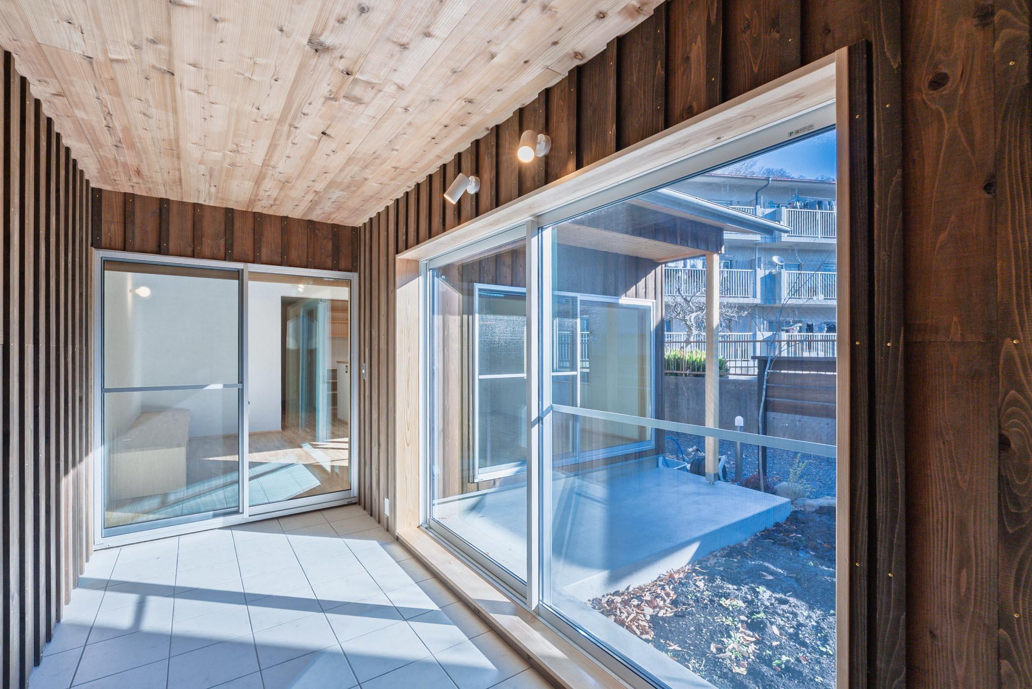 埼玉県所沢市上安松の賃貸物件/A-2：サンルーム。農具やアウトドア用品を置いておくに便利