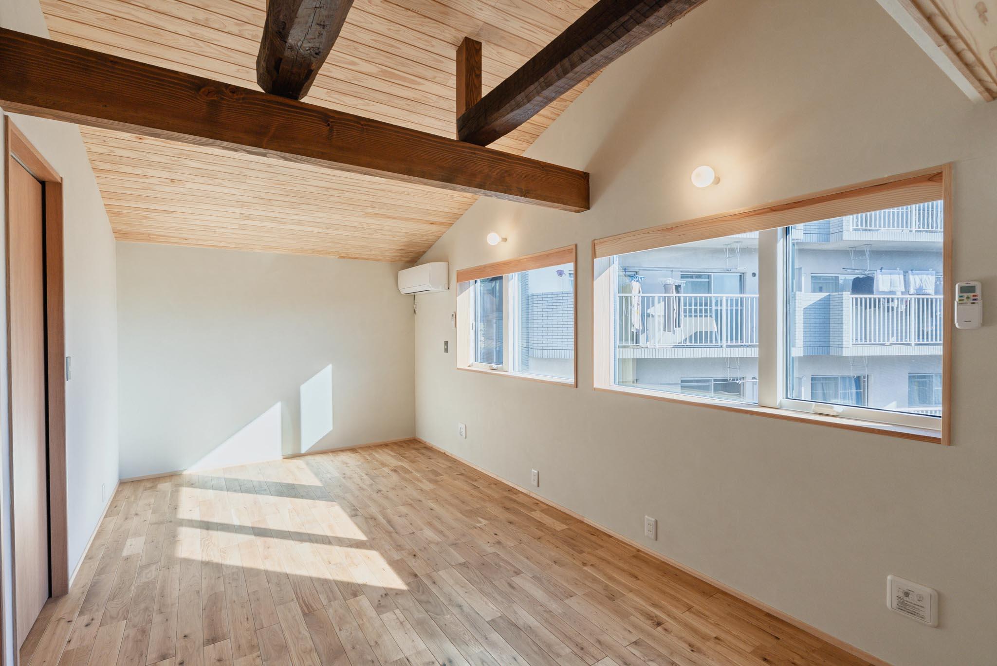 埼玉県所沢市上安松の賃貸物件/A-2：9畳洋室、ここにも古材。2つに区切ることも可能です