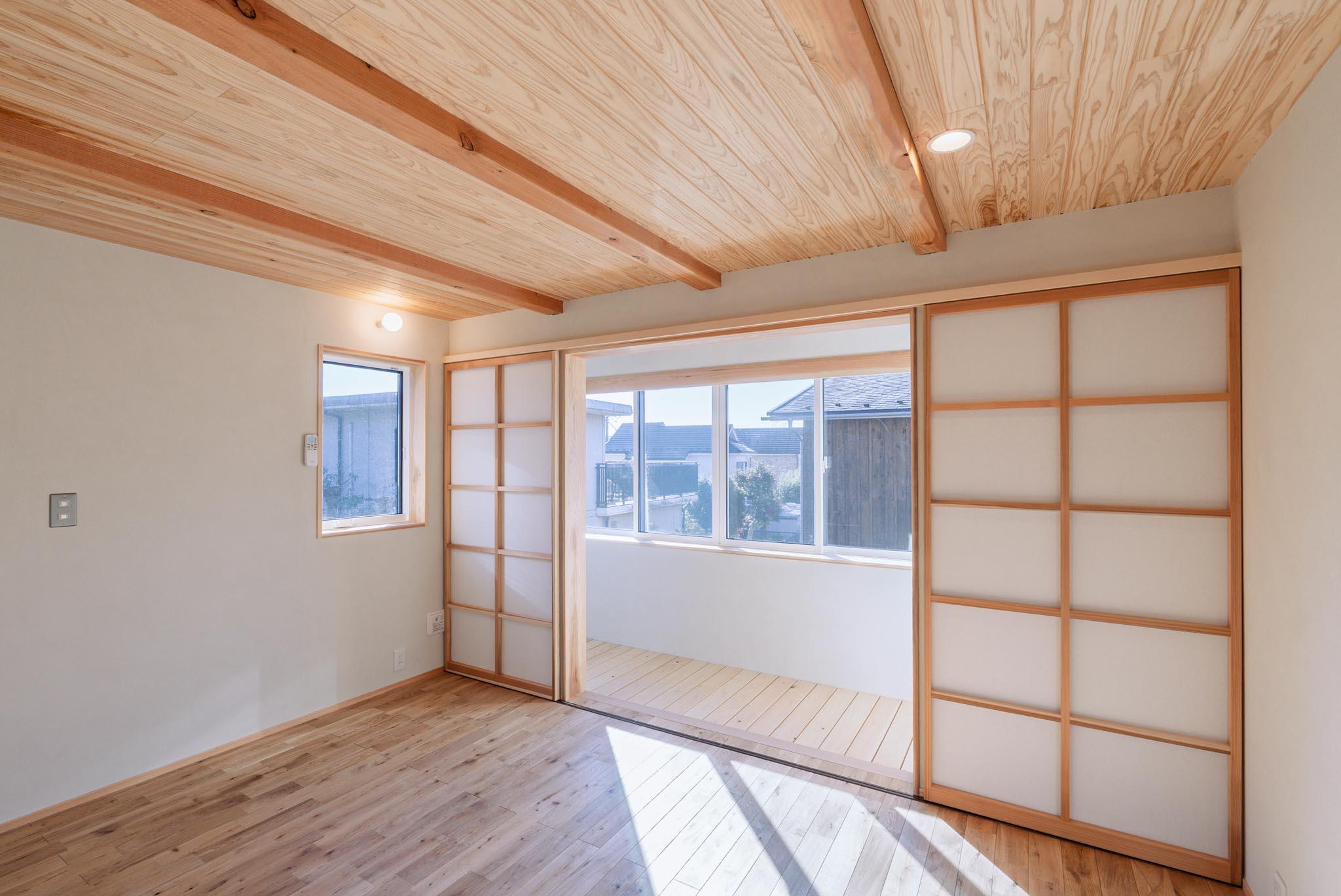 埼玉県所沢市上安松の賃貸物件/A-2：6畳の洋室には、障子を取り入れることでさりげなく和の趣を添えました