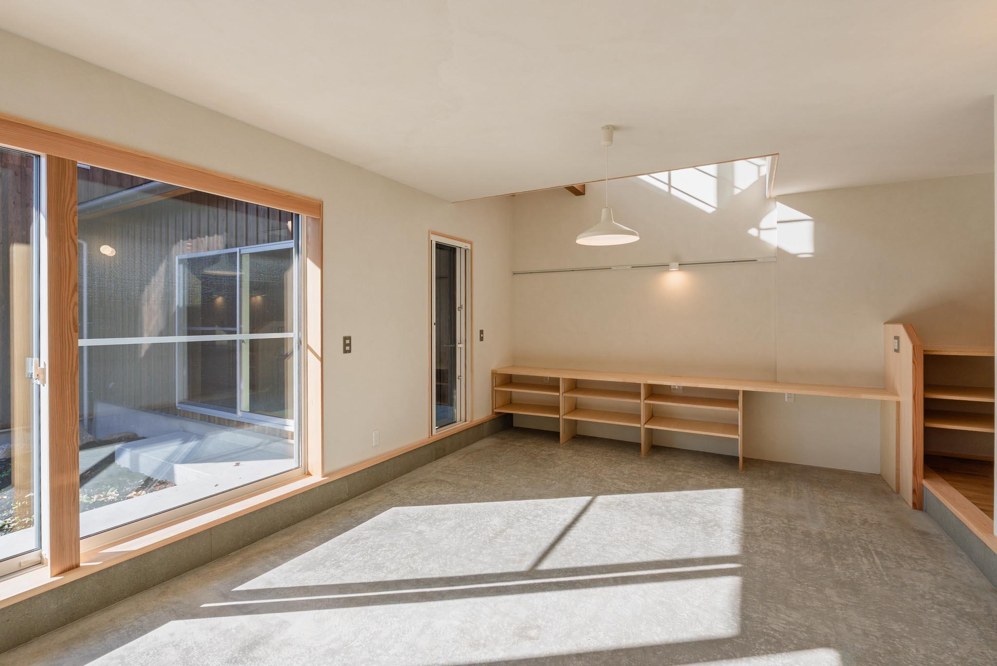 埼玉県所沢市上安松の賃貸物件/B：コンクリートの土間リビング。庭との連動で、アクティブな暮らしがイメージできます