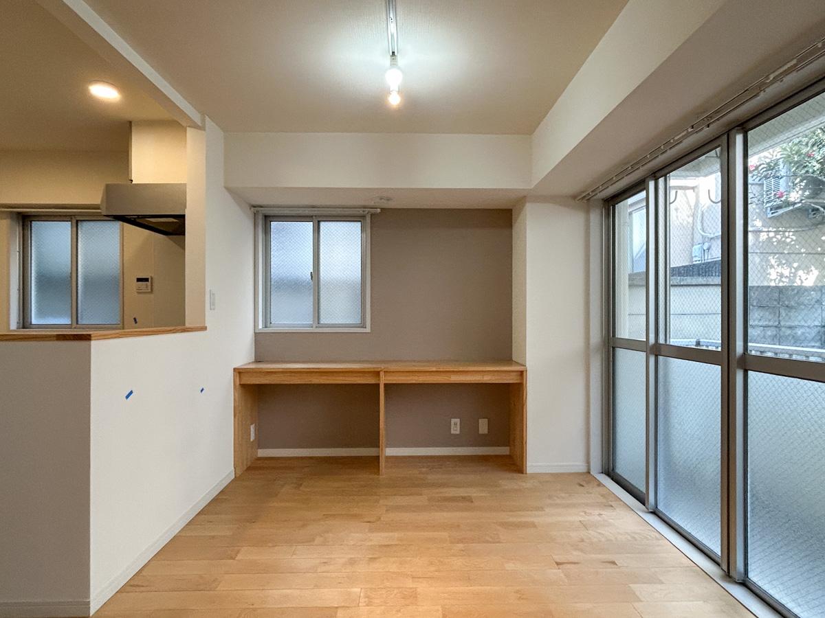 世田谷区太子堂の賃貸物件/リビング別角度から。備え付けのデスクが付いています