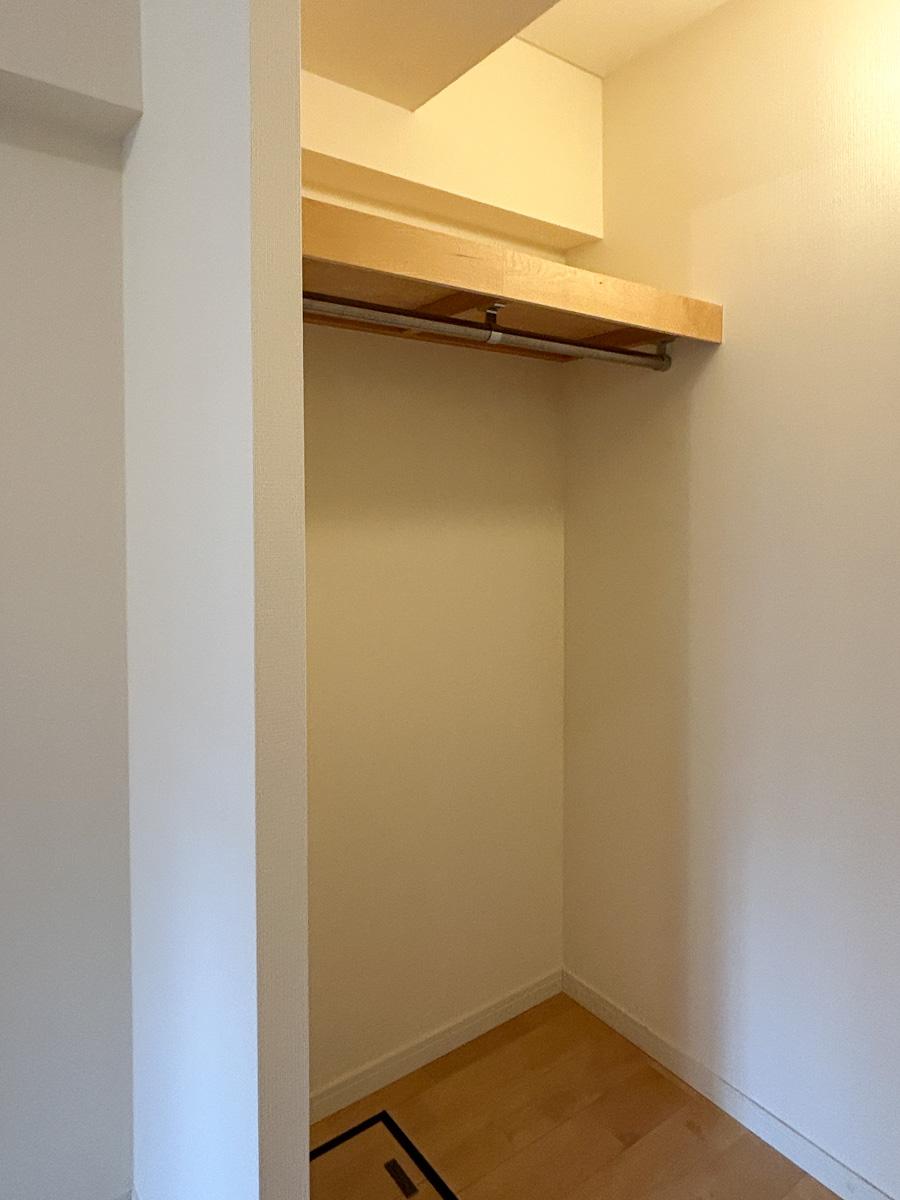世田谷区太子堂の賃貸物件/クローゼット。反対側にもう一つ同じ幅のクローゼットがあります。