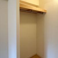 世田谷区太子堂の賃貸物件/クローゼット。反対側にもう一つ同じ幅のクローゼットがあります。
