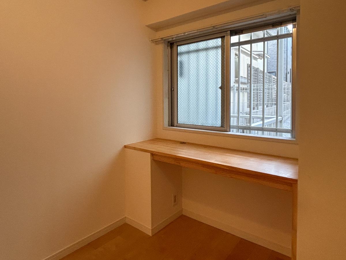 世田谷区太子堂の賃貸物件/この部屋にもデスクが付いています