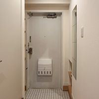 世田谷区太子堂の賃貸物件/玄関。玄関入ってすぐの両サイドの壁に靴棚がついています。