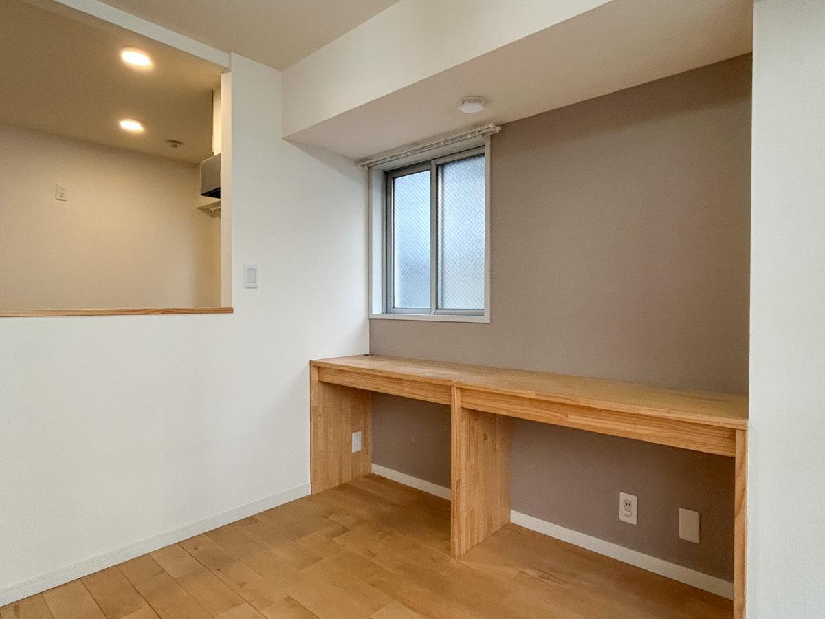 世田谷区太子堂の賃貸物件/デスクは２台。棚にしてみたり、机としての使い方以外にも、幅広く使い方を想像できます。
