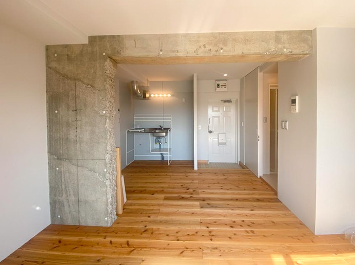 杉並区永福の賃貸物件/室内別角度から。さらっとした無垢フローリングと剥き出しの内壁がいいコントラストになっています