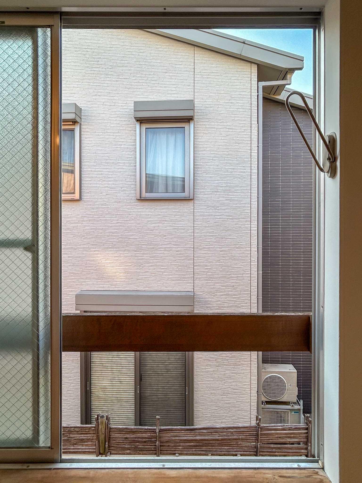 世田谷区世田谷の賃貸物件/西側の窓からの景色。目の前に建物があります