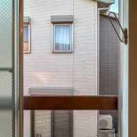 世田谷区世田谷の賃貸物件/西側の窓からの景色。目の前に建物があります