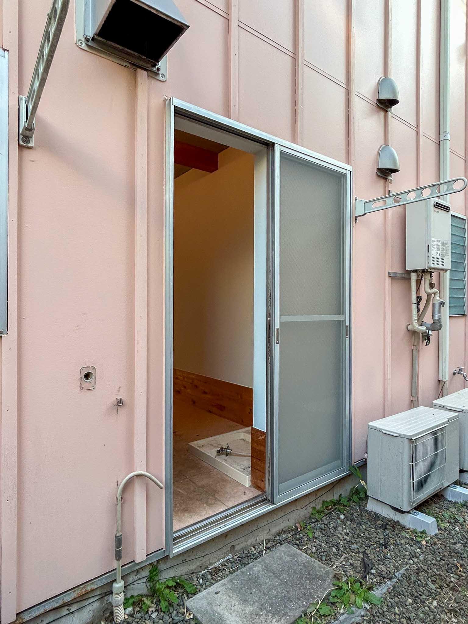 世田谷区世田谷の賃貸物件/勝手口の外に洗濯物を干す場所があります