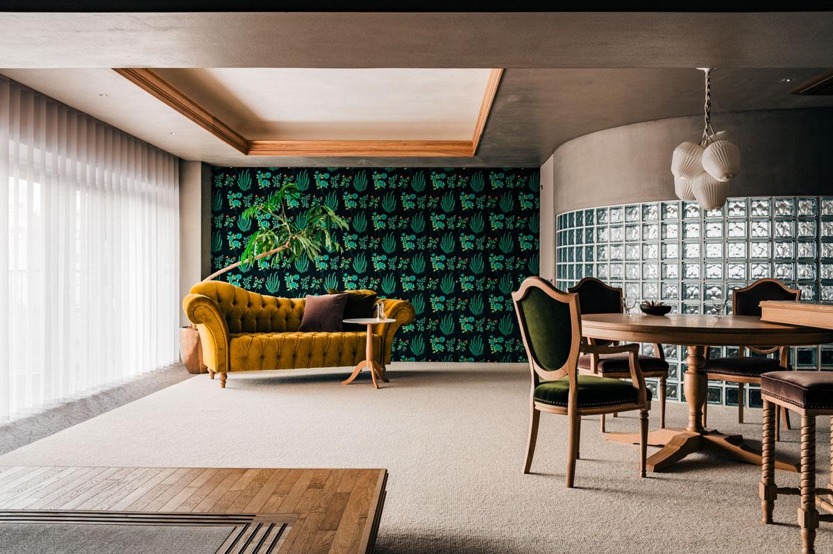 渋谷区代々木の売買物件/植物柄のファブリックや、ガラスブロックの間仕切り、木粉を含むことで独特な色味の壁や天井など、個性がバランス良く混ざり合った空間