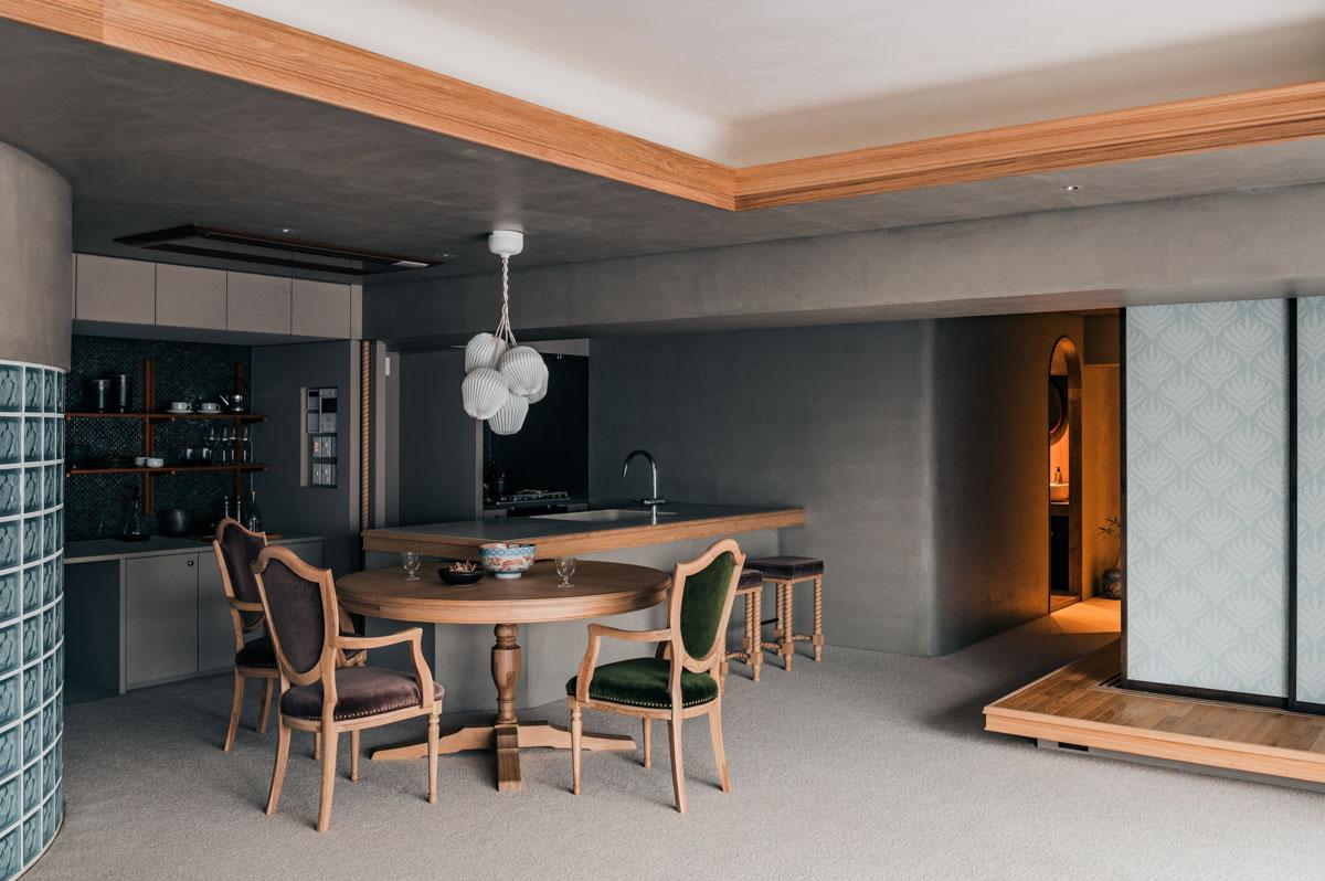 渋谷区代々木の売買物件/リビングは広さを確保しつつ、キッチンカウンターや和室の小上がりなど、くつろげる居場所が設けられている