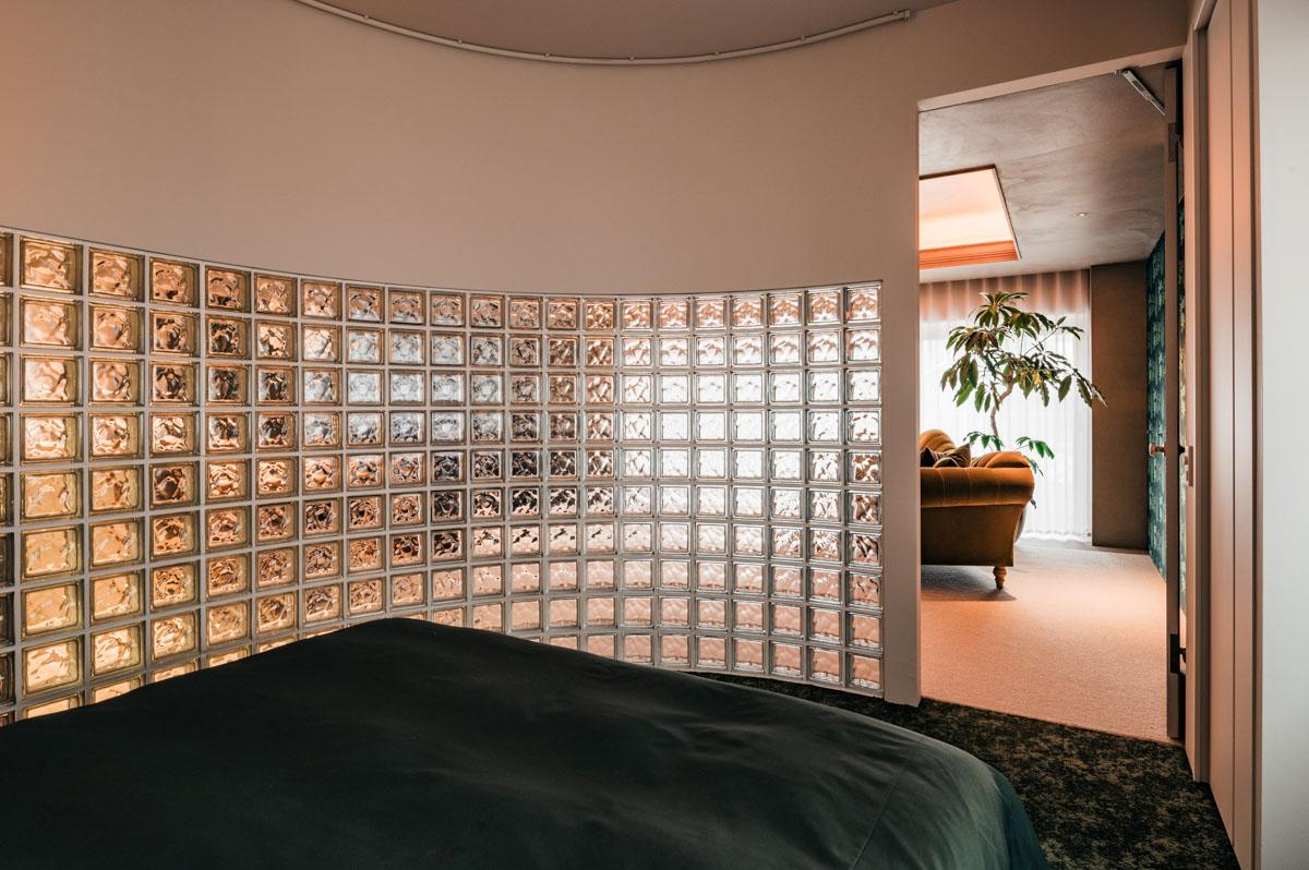 渋谷区代々木の売買物件/ガラスブロックを間仕切りに用いることで、やわらかく光が入る寝室となっています