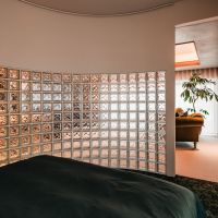 渋谷区代々木の売買物件/ガラスブロックを間仕切りに用いることで、やわらかく光が入る寝室となっています