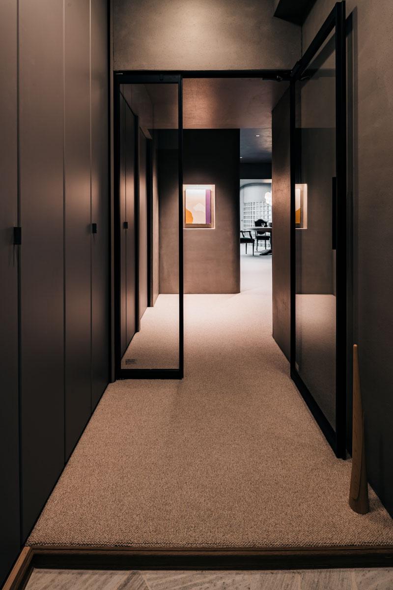 渋谷区代々木の売買物件/クリアな間仕切り、そしてその奥にニッチと、玄関ドアを開けて室内に入る瞬間からこの部屋の世界観へと引き込まれるような設計