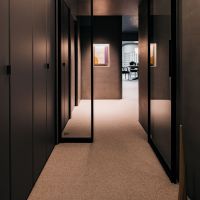 渋谷区代々木の売買物件/クリアな間仕切り、そしてその奥にニッチと、玄関ドアを開けて室内に入る瞬間からこの部屋の世界観へと引き込まれるような設計