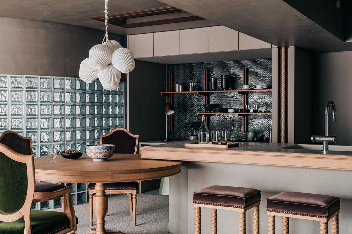 渋谷区代々木の売買物件/マルニ木工がこの部屋にあわせて造作したダイニングテーブルや椅子、カウンターチェアなどが付帯します